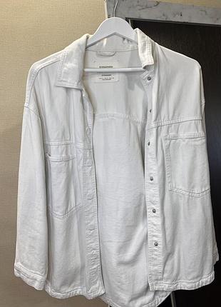 Белая джинсовка stradivarius