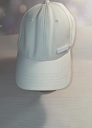 Біла бейсболка adidas