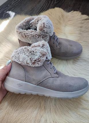 Легежные короткие женские ботинки. skechers