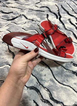 Жіночі червоні шльопанці nike