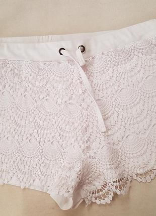 Романтические шортики из натуральной ткани украшены сетком