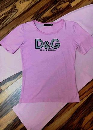 Рожева футболка з великим сріблястим логотипом "d&g"