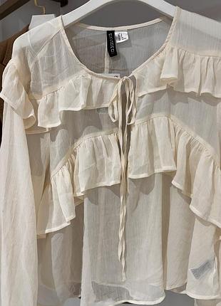 Блуза с воланами