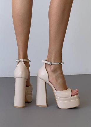 Босоніжки на високому підборі