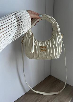 Кожаная женская сумка миу миу миумиу miu miu wander matelasse mini hobo milk