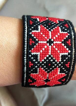 Стильний вишитий браслет