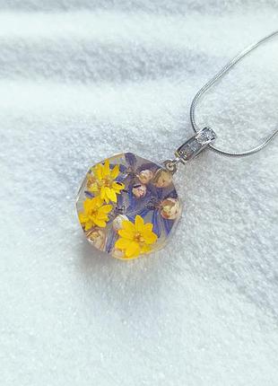 Кулон з епоксидної смоли