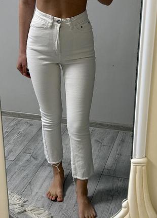 Джинси в білому кольорі