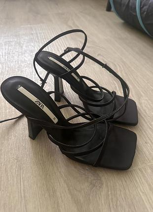 Босоніжки zara
