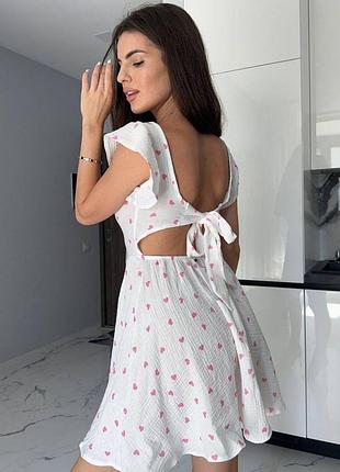 Муслінова міні сукня з відкритою спиною з бантом на спині у принт сердечка
