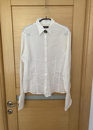 Класична жіноча біла рубашка з брошкою квіткою