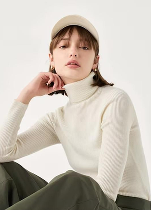 Водолазка гольф жіночий uniqlo білий вовняний вовна молочний під горло в рубчик