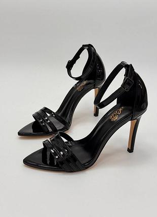 Чорні натуральні лаковані лакові босоніжки на високій шпильці з ремінцем гострим носом лак