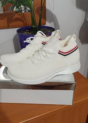 Кроссовки женские