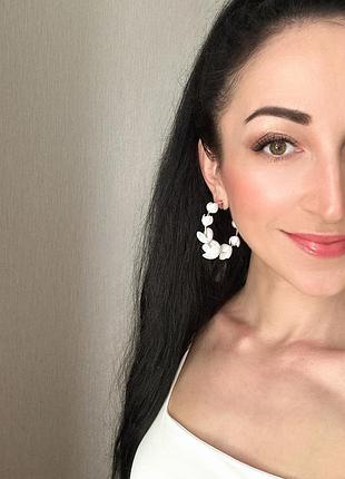 Сережки кліпси кільця з білими квітами ручної роботи