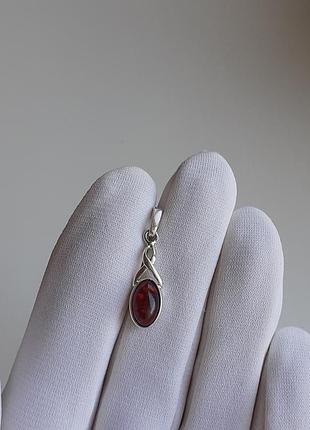 Серебряный кулон с янтарём