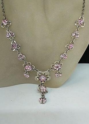 Яскраве жіноче кольє