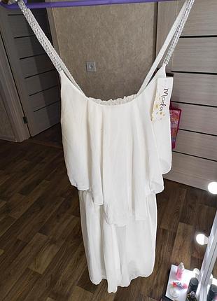 Новое платье на бретельках с рюшами со стразами