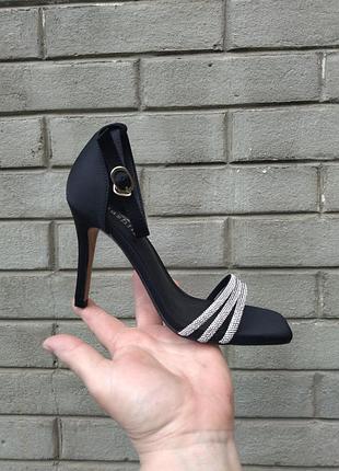 Босоножкие женские черные атласные со стразами на шпильке