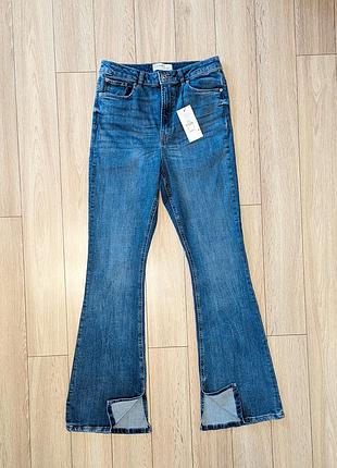 Новые джинсы клеш с разрезом primark