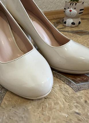 Жіночі туфлі бежеві