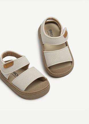 Гарні босоніжки для дівчат