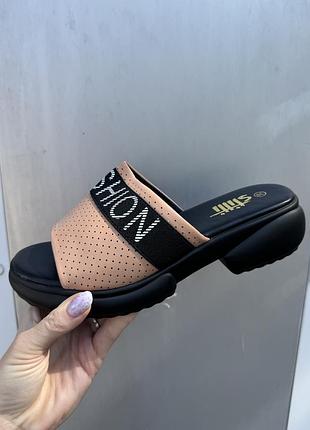 Стильні жіночі шльопанці / шльопки на платформі