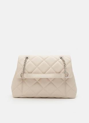 Кремова жіноча стьобана сумка на ланцюжку