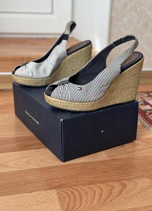 Босоножки на танкетке tommy hilfiger