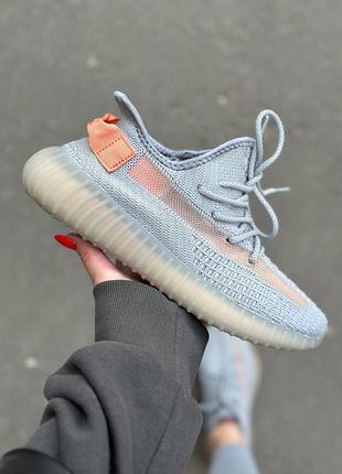 Кросівки жіночі