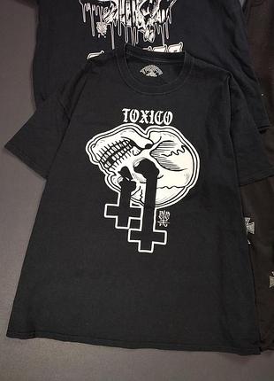 Чорна футболка з черепом і хрестами toxico