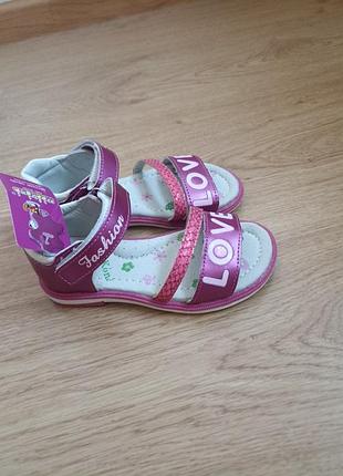 Босоножки для девочки.