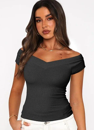 Чорна футболка