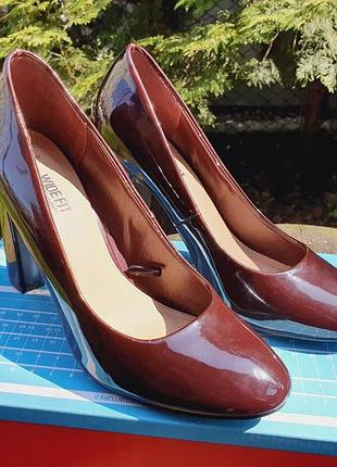 Туфлі лаковані бордові