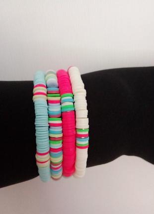 Комплект браслетов.
яркі кольори.
силиконовые.
