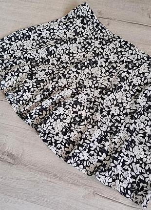 Коротенькая черно-белая юбка юбка с цветочным принтом