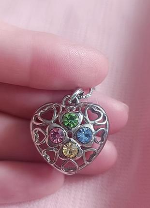 Кулон сердечко со стразами на цепочке.