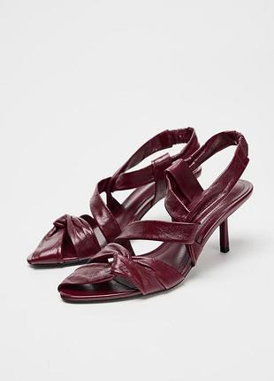 Кожаные босоножки на каблуке с ремешками zara