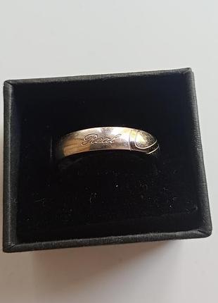 Песеребрянное тонированное кольцо с  гравировкой ленты и словами "настоящая любовь".