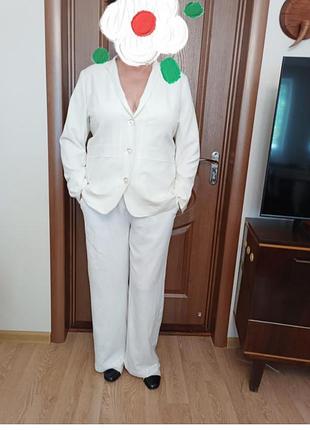 Женский пиджак большого размера.
