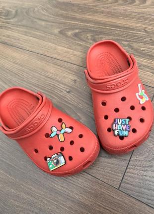 Crocs крокси червоні оригінал з джибітсами j2 джибітси