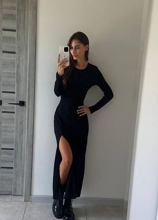 Жіноча сукня із розрізом