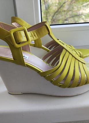 Босоніжки натуральна лакована шкіра clarks