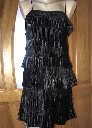 Сукня з шарами, що чергуються з плісування і воланів.