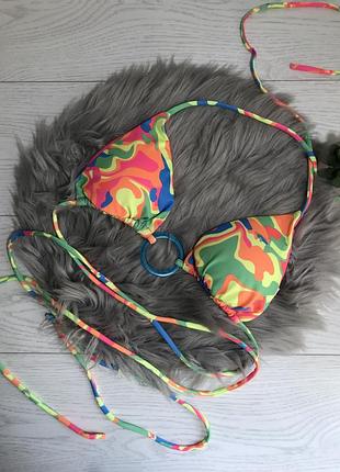 Яскравий купальний ліф шторки