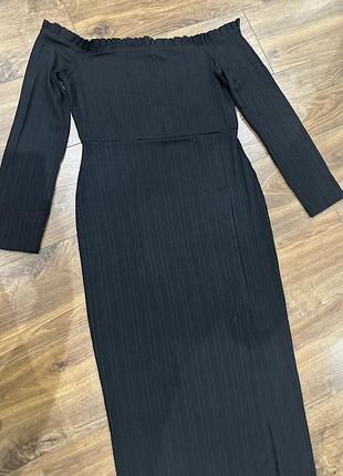 Сукня з відкритими плечима