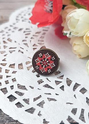 Кольцо с вышивкой "в этническом стиле"