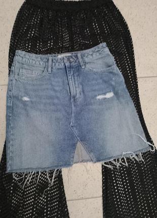 Джинсовая юбка, актуальная рванка