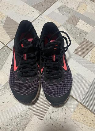 Легкі і зручні кросівки для дівчинки nike