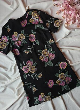 Платье мини в цветочный принт размер 42
платье в цветочный принт 42